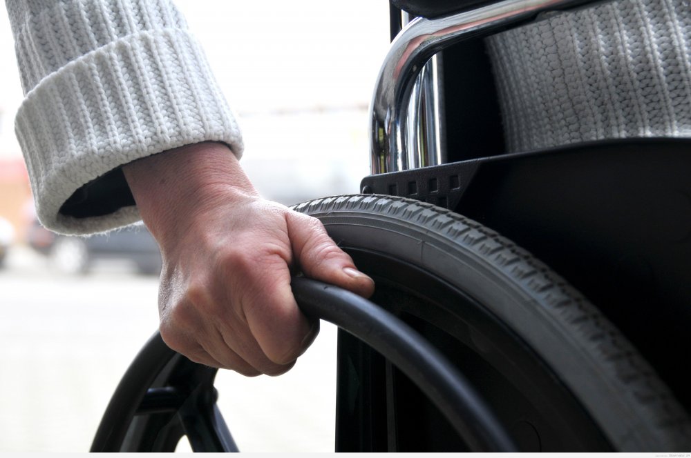 Un tânăr paralizat de la brâu în jos a reușit să meargă singur datorită unei intervenții chirurgicale de pionierat - persoanecuhandicap-1537864339.jpg