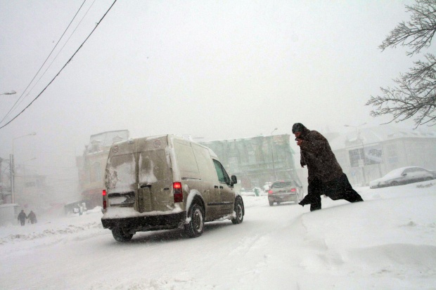 UPDATE. Iarna încă face ravagii, la Constanța. Adulți și copii, blocați cu mașinile în zăpadă - peste1000demasiniblocateinzapada-1484829927.jpg