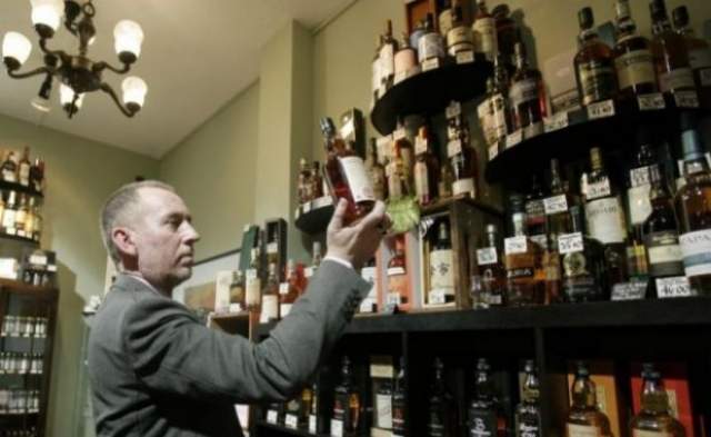 Protecția Consumatorilor/ Băuturi spirtoase cu aromă de votcă, vândute ilegal la Constanța - peste1100delitridebauturispirtoa-1348479867.jpg