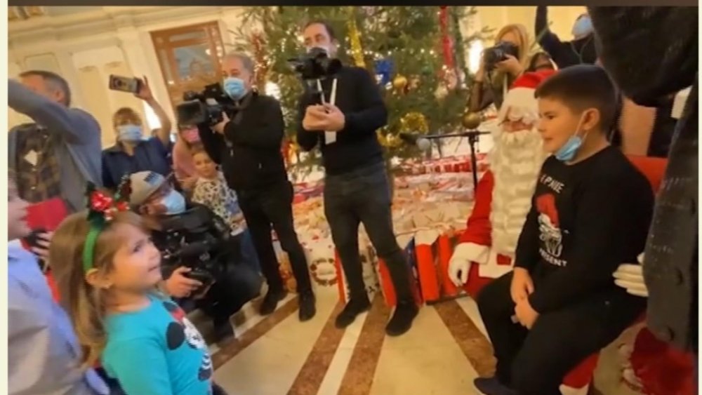Petrecere în plen pentru copiii angajaților din Parlament, revoltă afară. Florin Cîțu și Alina Gorghiu au fost ajutoarele lui Moș Crăciun - petrecere-1640268079.jpg