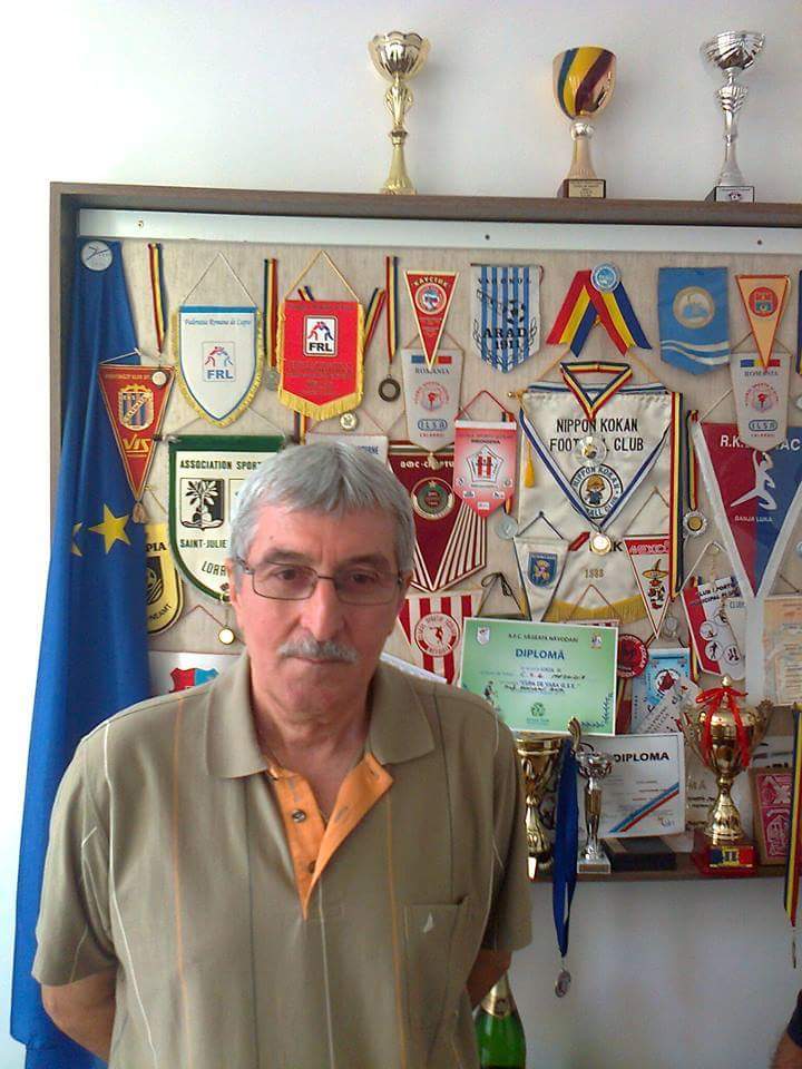 O viață pentru handbal! Profesorul Valentin Petricală a ieșit la pensie - petricala-1517742963.jpg