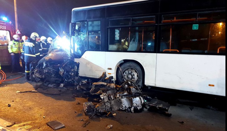 Mașină lovită de autobuz! Doi morți și un rănit - petricaniaccident2279453600-1548230382.jpg