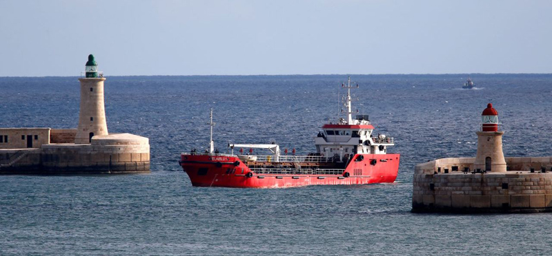 Petrolierul deturnat de migranți a ajuns în Malta - petrolier-1553780068.jpg