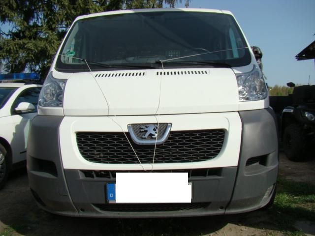 Țepe de Germania, date de români. Un șofer s-a trezit că a cumpărat o mașină furată - peugeot-1459941788.jpg