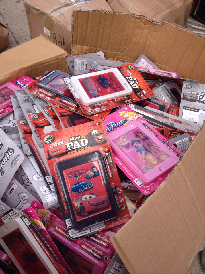 2.000 de jucării contrafăcute, confiscate în portul Constanța - photominitablete2-1382683532.jpg