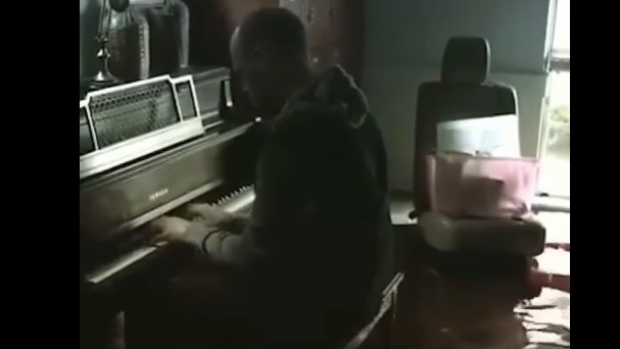Un clip cu un bărbat care cântă la pian, în casa sa, distrusă de uraganul din Houston, a devenit viral - pian80324000-1504335649.jpg