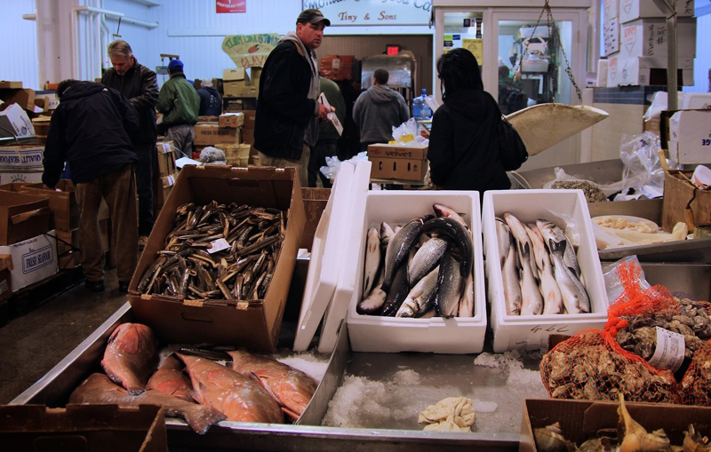 Cum ne vând comercianții pește stricat - piatapeste-1366999980.jpg