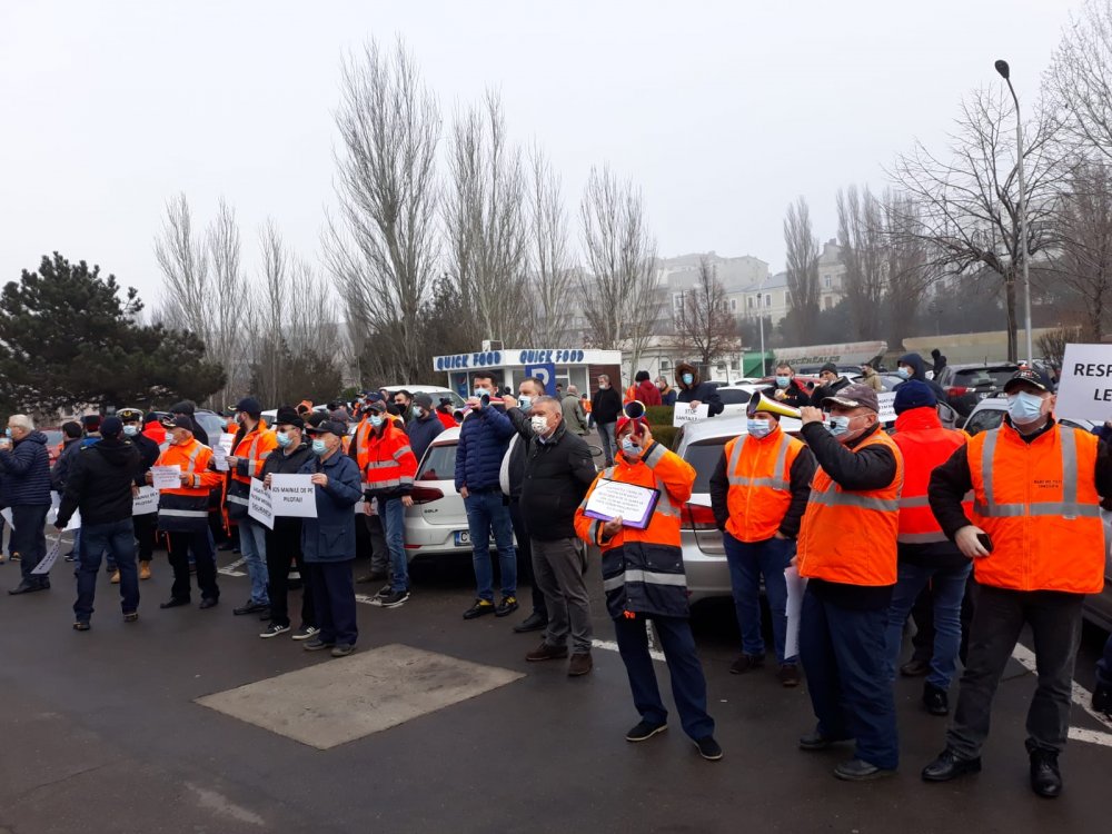 Piloții din portul Constanța au protestat în fața sediului CNAPMC - pilotiidinportulconstantaauprote-1609764102.jpg