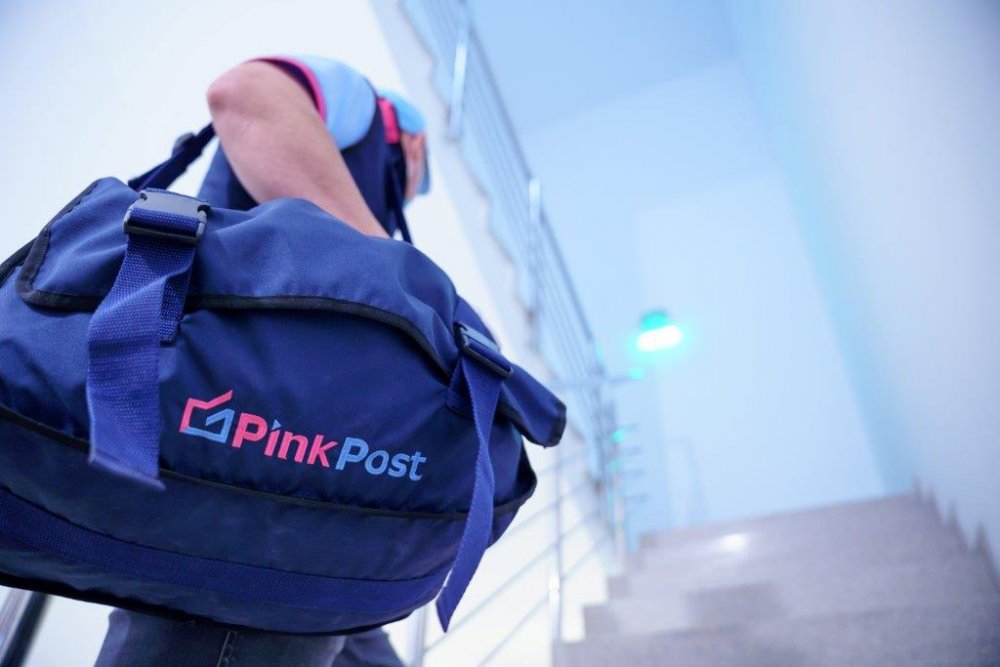 Clienții Enel pot plăti factura direct la poștașii Pink Post - pinkpost-59-1679988066.jpg