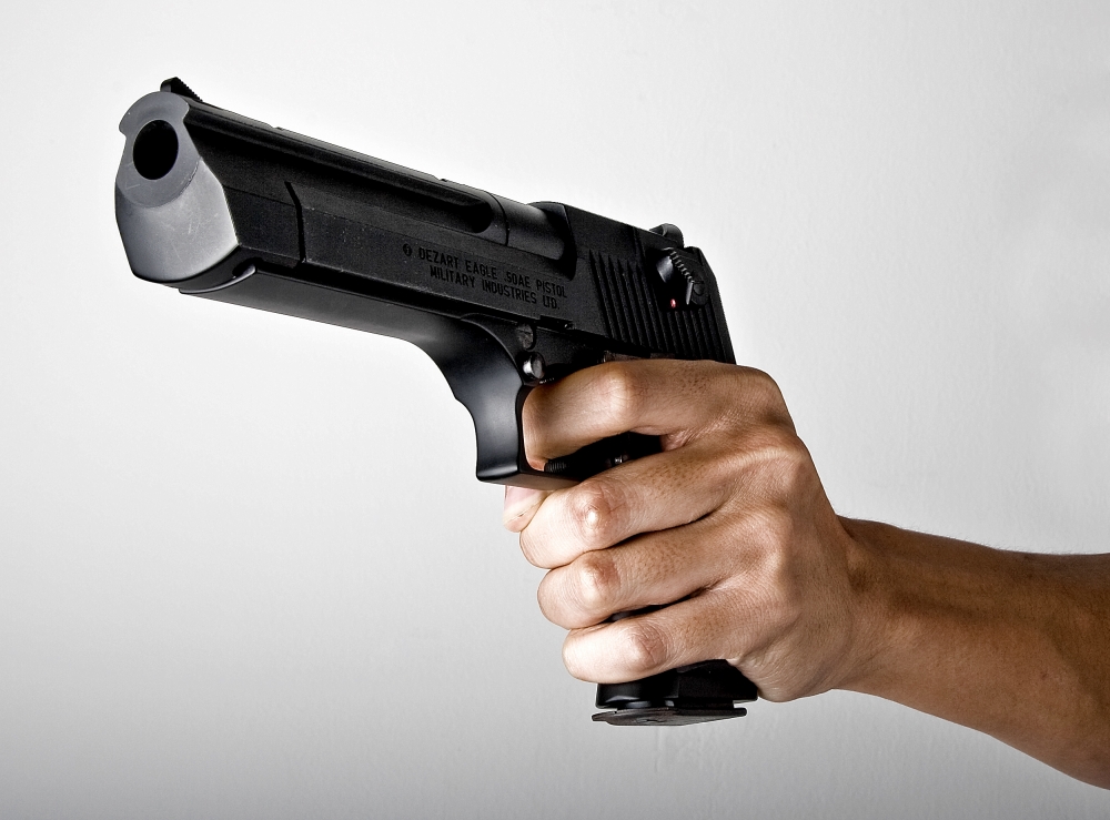 Fără arme letale până la 25 ani. Posesorii de autorizații, evaluați psihologic în fiecare an - pistol-1323106567.jpg