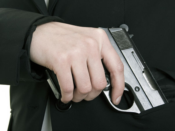 Preot și membru al Partidului Poporului se antrena cu pistolul pe câmp - pistol-1328086075.jpg