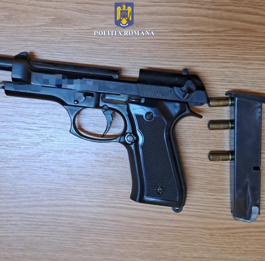 Percheziții la Cernavodă într-un dosar de lovire sau alte violențe și violare de domiciliu - pistol-1695819297.jpg
