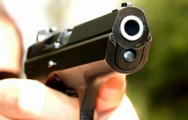 CAZ ȘOCANT! Femeie împușcată și sechestrată în casă de iubitul gelos - pistol1e1414328080908-1506633480.jpg