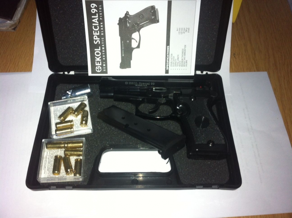 Pistol și cartușe cu gaze, reținute de polițiștii de frontieră - pistolgarda-1387454941.jpg