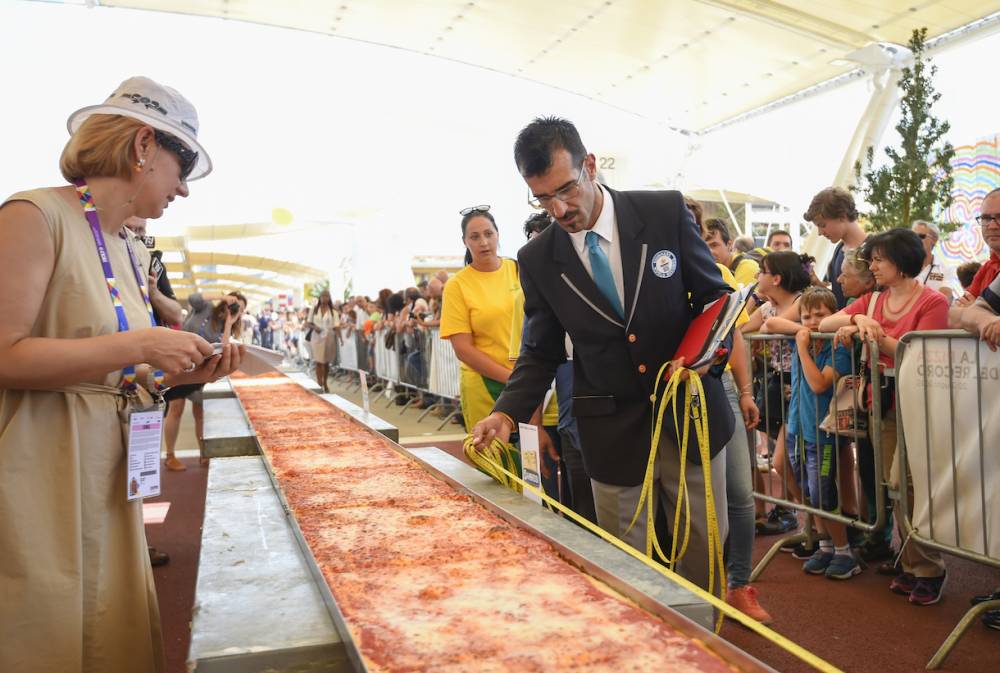 Cartea Recordurilor. Bucătarii italieni au gătit cea mai lungă pizza din lume - pizza-1434873863.jpg