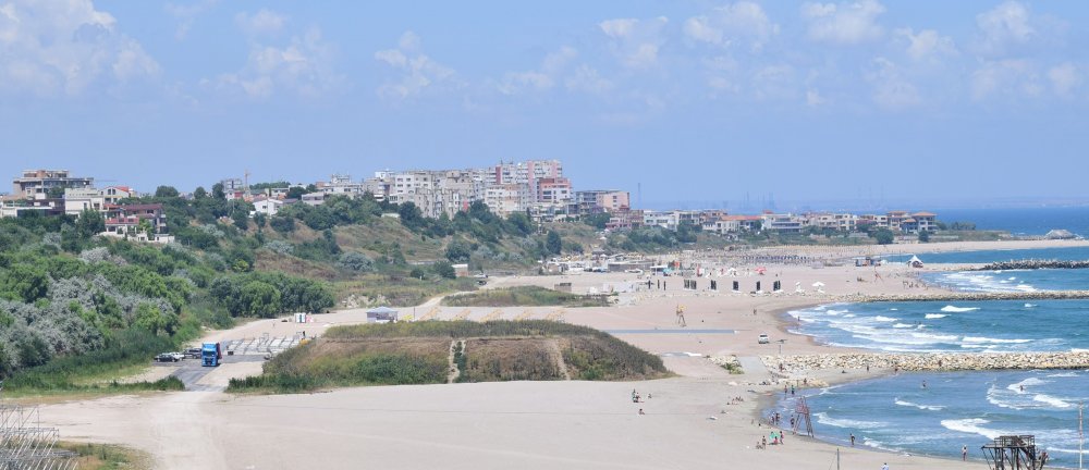Plajele românești, sufocate de plastic și pline de mucuri de țigară - plaja-1570994407.jpg