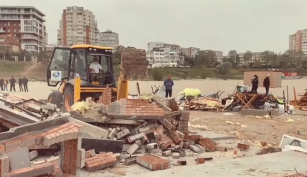 VIDEO / Betoane ilegale pe plaja din Constanța. Utilajele ABADL le demolează, la această oră - plaja-1589536358.jpg