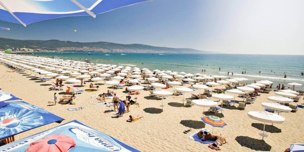 Vânzătorii de pe litoralul bulgăresc se plâng că turiștii sunt săraci - plaja-1628759281.jpg