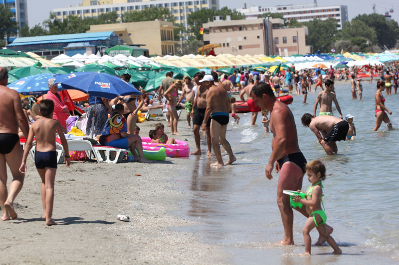 Află câți turiștii români au ales, în iulie, să vină în stațiunile de pe litoral - plajamamaia281376233639-1378105049.jpg