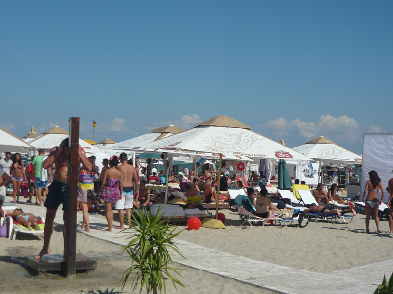 Turiștii pot cumpăra vacanțe ieftine în 35 de hoteluri de pe litoral - plajaturisti-1313688505.jpg