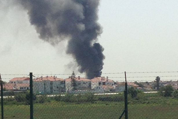 FOTO-VIDEO. Avion prăbușit peste un supermarket, în Lisabona. Cinci persoane au murit - planecrashesontopoflidl27928900-1492494165.jpg