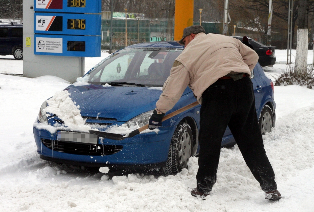 Pleci cu mașina la drum pe ninsoare? Iată cum să te pregătești - plecicumasinaladrum-1387822718.jpg