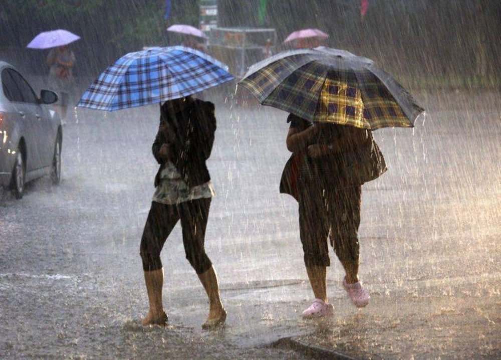 ROMÂNIA INTRĂ SUB AVERTIZARE METEO DE VREME REA! Ploi torențiale, vijelii și grindină, începând din această seară - ploaie-1528804666.jpg