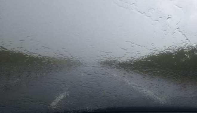 Șoferi, atenție! Trafic îngreunat pe A2 București - Constanța, din cauza ploii torențiale - ploaie1374942385-1520333540.jpg