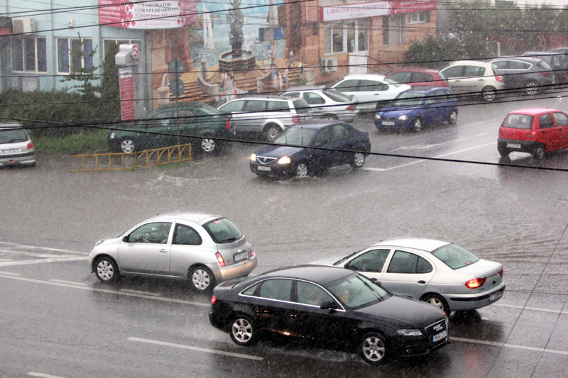 Cum circulăm cu mașina pe timp de ploaie torențială - ploaiebaltiinundatii12-1380733612.jpg