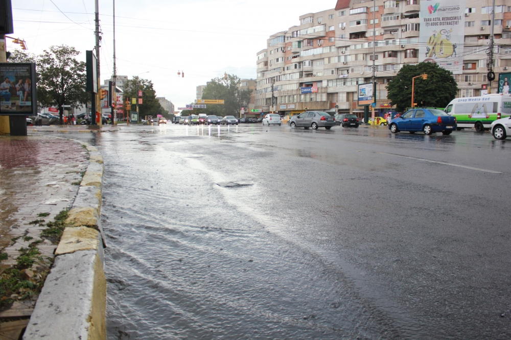 Cod portocaliu de furtuni. Probleme la canalizarea stradală din mai multe zone din Constanța. Echipele RAJA intervin - ploaiebaltiinundatii281375278583-1380609080.jpg