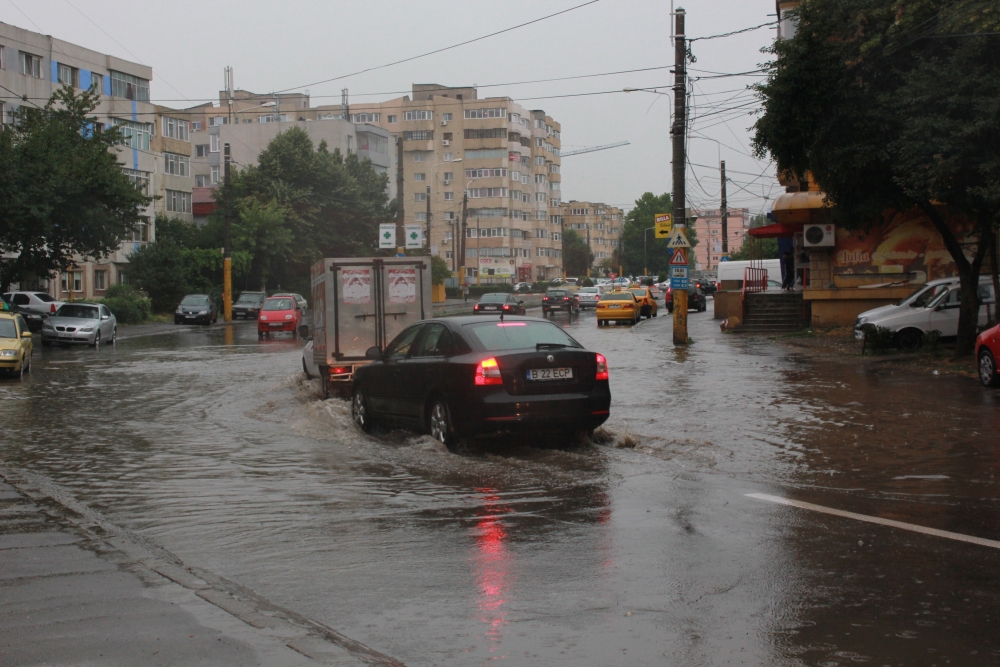 Ploile au făcut ravagii în județul CONSTANȚA / Apă de peste un metru în localitatea Anghel Saligny - ploaiebaltocitraficingrunatinund-1372600092.jpg