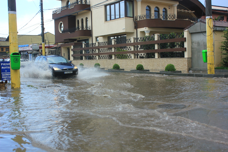 Ploi torențiale la Constanța. Mai multe străzi și bulevarde inundate - ploaieinundatii30-1464531436.jpg
