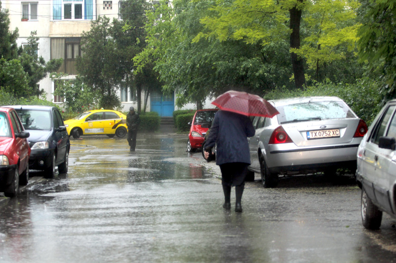 Furtună/ 15 imobile, rămase fără acoperiș la Cernavodă - ploaieoameniumbrele1346004707-1354550783.jpg