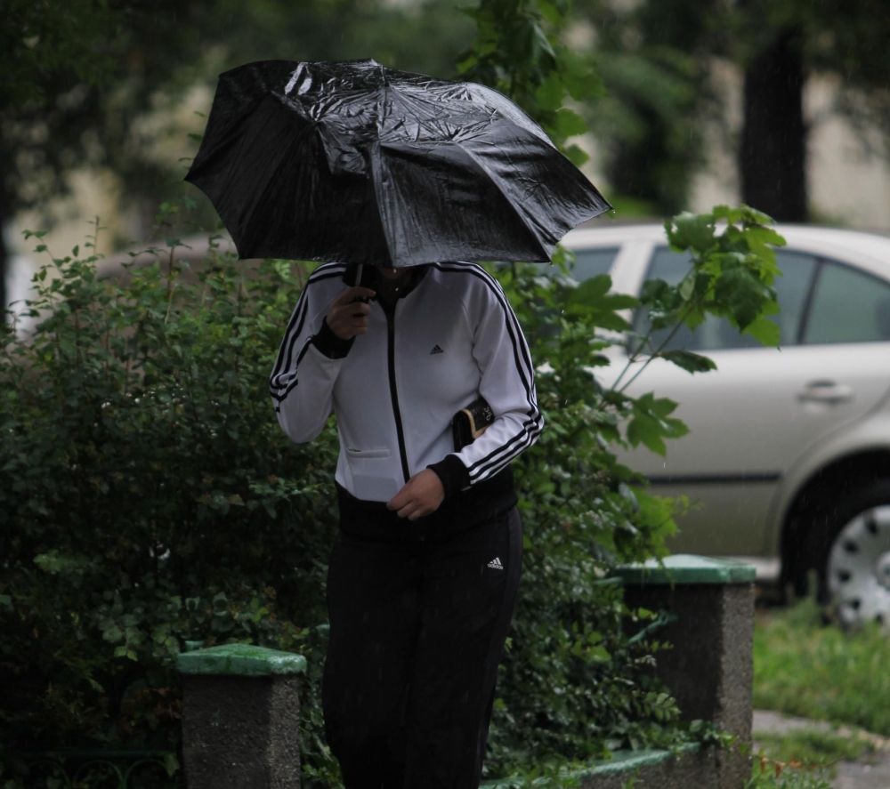 Astăzi vin ploile, mâine - lapoviță  și ger, la Constanța - ploaieoameniumbrele61338199801-1363817106.jpg