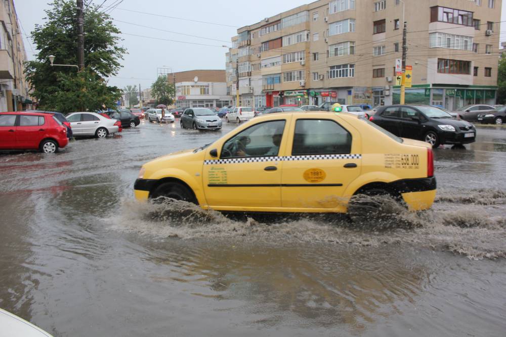 Se strică vremea! AVERTIZARE de ploi și vijeli la CONSTANȚA și în toată țara! - ploaietorentialabaltoci-1430905101.jpg