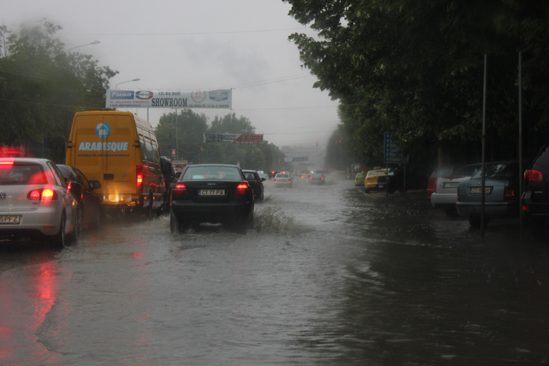 Cod galben de inundații, la Constanța - ploaietorentialabaltoci17-1372596399.jpg