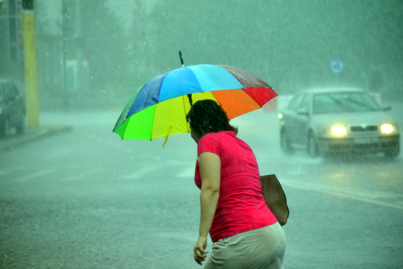 Ploi și furtuni, astăzi, la Constanța - ploaieumbrelavremea12-1503840485.jpg