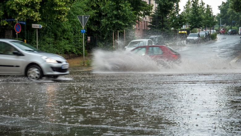INFOTRAFIC. Circulație pe ploi torențiale și transport agabaritic pe mai multe artere din Constanța - ploi-1634277148.jpg