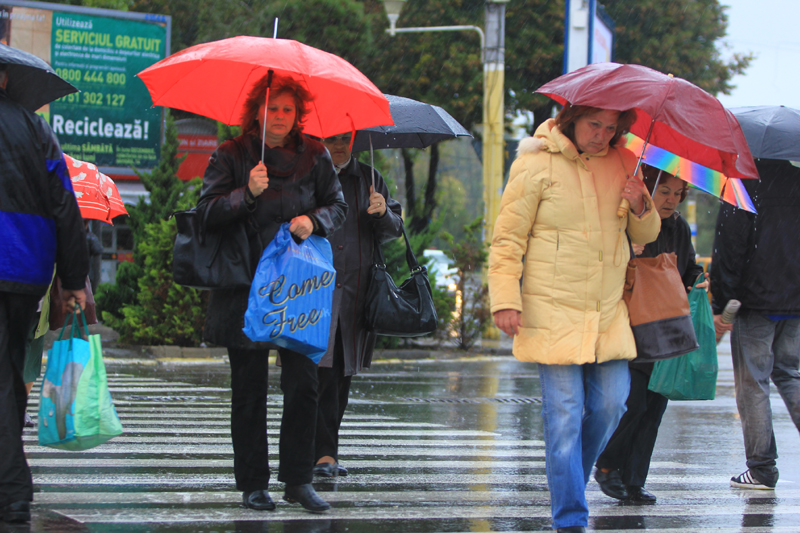 Furtună și ploi abundente, astăzi, la Constanța. De mâine vine frigul - ploivantumbrele-1380557765.jpg