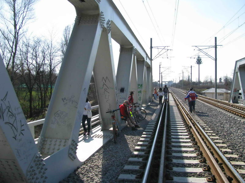 Circulația trenurilor spre mare ESTE BLOCATĂ. Două persoane S-AU ELECTROCUTAT pe Podul CFR Herăstrău - pod-1560704794.jpg