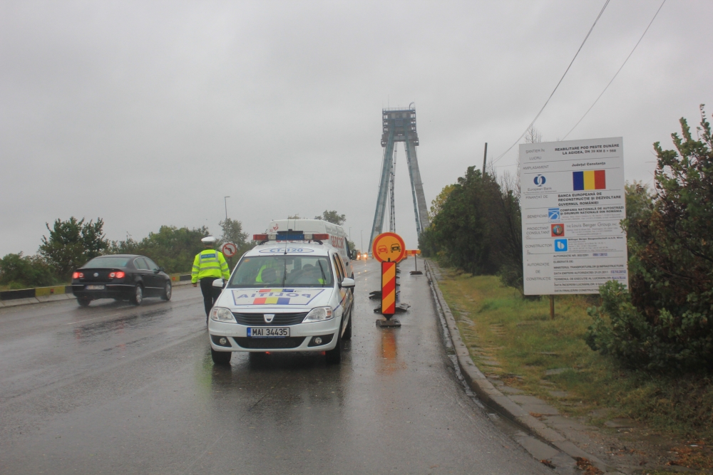 Șoferi, atenție! Trafic oprit pe Podul de la Agigea - podagigeamicrobuzecalatori361390-1393660575.jpg