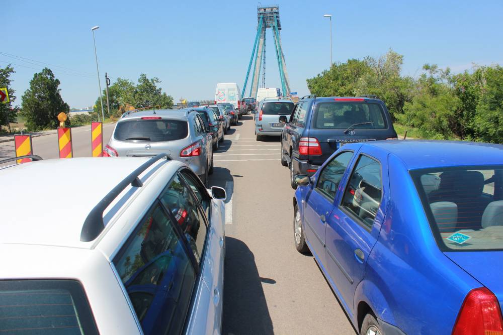 Polițiștii recomandă șoferilor să evite podul Agigea - podagigeatraficmasini4-1469187998.jpg