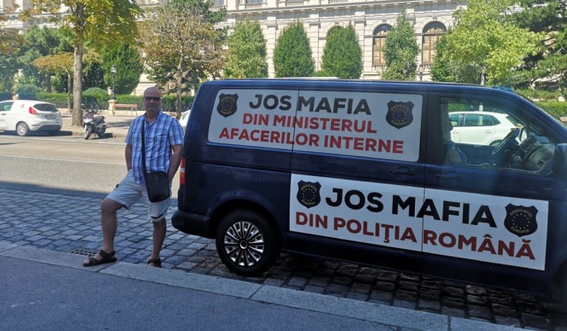 Un poliţist din Neamț, plecat în concediu, face un tur al Europei cu o mașină pe care scrie 