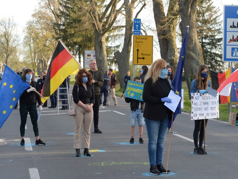 Sute de persoane au protestat în câteva orașe din Germania împotriva izolării - polandprotestborder-1588447808.jpg