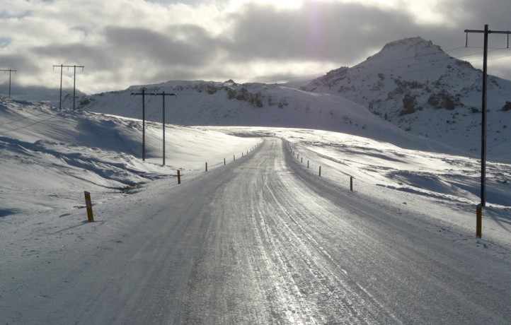 Polei și temperaturi deosebit de scăzute, la Constanța! Se circulă în condiții de iarnă pe mai multe drumuri din județ - polei722x460-1521451225.jpg