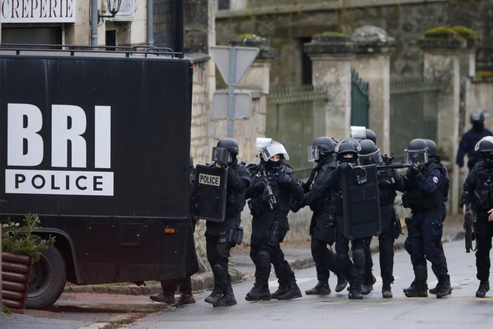 Alerte cu bombă la șase licee din Paris - police-1453811585.jpg