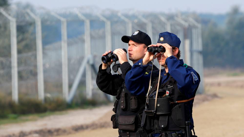 Autoritățile de la Budapesta au expulzat în Ucraina 10 migranți veniți în Ungaria cu un avion ușor ce survolase România - police-1516379934.jpg