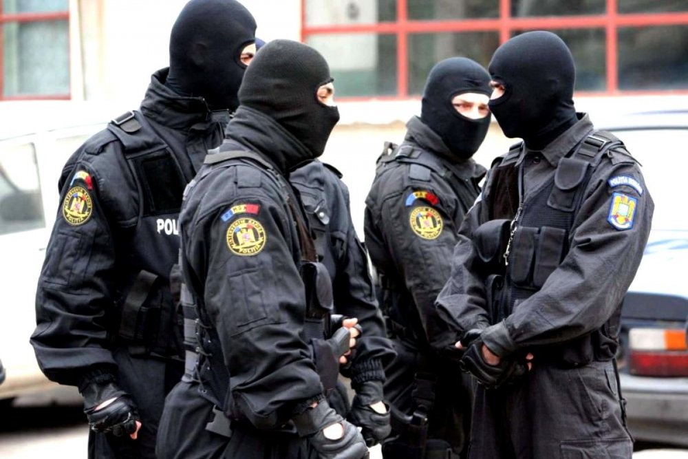 Bărbați din Mureș și Cluj, reținuți pentru proxenetism - police-1634921941.jpg