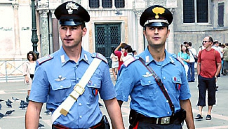 Trei români deghizați în polițiști au jefuit o turistă la Roma - police0244072200-1321799719.jpg