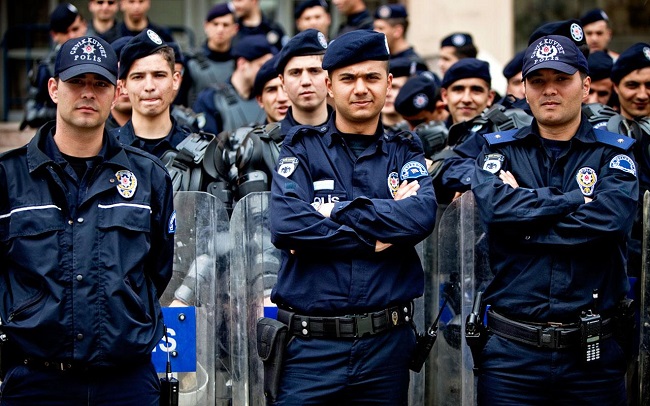 Epurările continuă în Turcia: Peste 1.200 de angajați din jandarmerie, suspendați din funcție - polis-1478159976.jpg